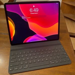 Apple IPad Pro 12.9-inch (3rd generation) (256GB) with accessories